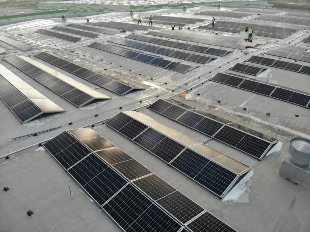 Instalacja fotowoltaiczna na dachu hali 