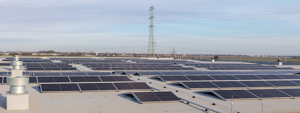 panele fotowoltaiczne na płaskim dachu