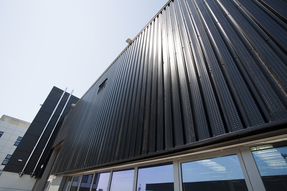 część hali produkcyjnej pokryta blachą absorbującą ciepło 